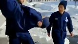 消防员不讲武德，大雪天用公主抱把队友送走，位置其实是个陷阱！