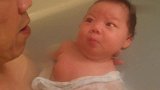 小baby和爸爸一起洗澡，宝宝表示好像哪里不太对啊！