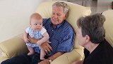 奶奶和宝宝聊天，宝宝的表情是如此呆萌，太可爱了