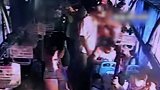 男子公交车上猥亵女乘客 司机停车锁门和乘客一起等待民警到来
