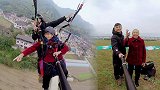 表情管理满分！78岁奶奶第一次玩滑翔伞 拿自拍杆赏景全程淡定