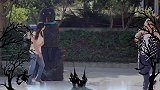 街头恶作剧，假扮恐怖雪人捉弄路人，路人纷纷被吓一跳