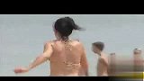 搞笑-20120322-美女沙滩遭遇臭鼬，恶搞系列