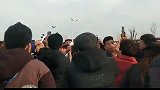 大年初九了，大衣哥家乡朱楼村还是人山人海，粉丝的热情阻挡不了