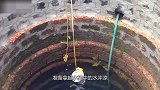 村民井边打水 一条毒蛇突然窜出