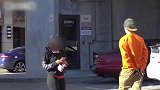 国外恶搞，小伙假装去剪妹子头发,妹子很生气后果很严重