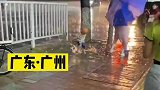 雨天一起踩水的母子，感觉妈妈比孩子还要兴奋