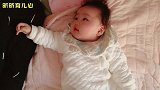 爸爸带宝宝的日常：宝宝看到手机里的自己有点害羞，扭头看爸爸