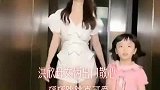 张丹峰的老婆带着女儿一起出门散心跳跳舞，母女俩砰砰跳跳真可爱