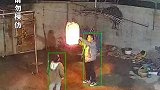 儿子许愿要考年级前三，刚说完，放飞的孔明灯又回来了