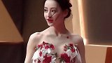 杨洋迪丽热巴同游迪士尼 公主王子回家了，今天也是努力营业的一天呢