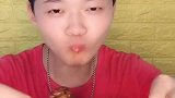 小伙直播吃拉丝大肠，他发出这么大声音，我感觉是故意的！