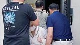 女子剖腹产后出院回家，爸爸老公哥哥用箩筐和扁担抬上楼