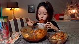 韩国美女试吃美味拌冷面，吃的好过瘾