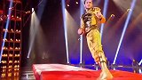 美女表演柔术，男评委看了直捂眼，这场面太尴尬