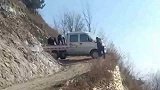 五菱神车在这山东的窄山路上掉头，难为司机了！