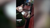 晋江一司机捡到53万现金如数奉还 司机：这可能是要发的工资