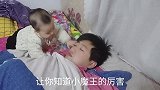 小宝宝趁爸爸睡觉疯狂的搞事情，看爸爸醒来立马认怂，妈妈笑坏了