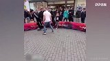 小哥街头疯狂秀球技 一脚穿裆令你防不胜防