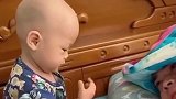 萌娃喊爸爸起床，这架势是亲生的无疑了，挖鼻孔你是认真的吗？