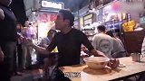 香港逛街都能偶遇大明星周润发坐地铁出门买菜，张家辉吃路边摊
