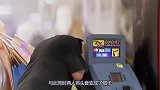 劫匪在警察的眼皮下劫走取款机，路人很着急