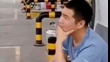 男子天天来加油站闲坐，引来工作人员盘问，事实真相太扎心了！