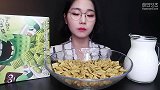 家乐氏甜味香葱谷物脆片泡牛奶
