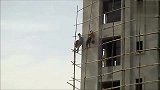 旅游-印度人又开挂了！摩天大楼外墙上.建筑工人在无任何安全防护下搭设脚手架