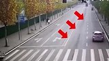 孩子闯红灯被撞，众人出手相救
