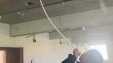 对着房顶吹烟，还真是头一回见