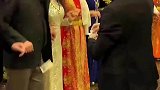新郎给舞蹈者撒道具，这是民族特色民族文化
