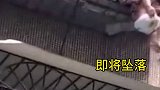 暖心！平凡却不平庸，这样的快递小哥值得我们学习暖心瞬间 正能量 感动