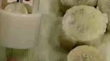 男子制作鲜肉馅月饼，包子：这月饼你是非吃不可吗？
