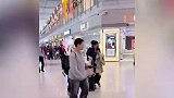 刘芸与15岁儿子现身机场，Jagger身高超过妈妈，眉眼深邃酷似年轻时的郑钧