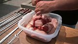 高加索大叔牛油包鸡来烤，超大串，父子两人一顿嚯嚯