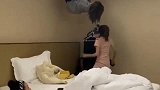 玩个捉迷藏，小姐姐还真是拼了，这才是飞檐走壁