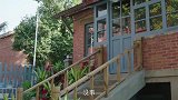 姨伤愈出院 女孩送她回家只能送到门口