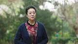 大妈望着落叶出了神 邻居好友都没敢打扰她