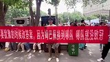 高考考场外球迷拉横幅：犹豫时别改答案 姆巴佩到哪 哪队没欧冠