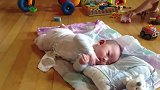 百天宝宝第一次翻身，一下就成功自己都懵了，边上爸妈高兴坏了