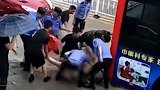 山东淄博遭暴雨道路变“大海” 一女子被冲进公交车底不幸溺亡