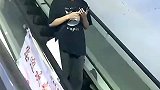 手扶电梯出故障男子被困三小时