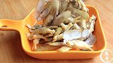 捞汁小海鲜：一道捞汁竹蛏，肉质鲜嫩入味，清爽不油腻，全家爱吃