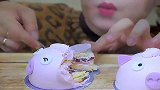 越南美女灵儿吃两只猪猪冰淇淋蛋糕