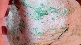 一块木那的玉石料子，手艺人切开之后里面是带绿的！