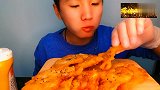 美食分享，小哥哥手抓锅包肉，竟然这样吃，一口下去满嘴流油