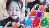 小可爱美女直播吃彩色树叶软糖，一口下去超爽，向往的生活