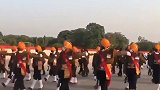 印度三军仪仗队莫斯科训练画面：全程佩戴口罩，胳膊甩成180度