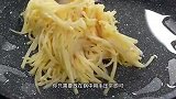 以后想吃土豆饼了，你就自己在家做，外脆里嫩好吃极了
